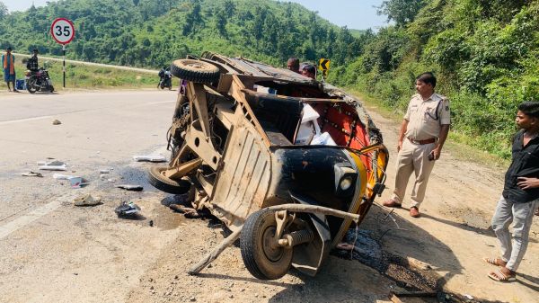 तेज रफ्तार बाइक ने ऑटो को  मारी ठोकर, युवक  गंभीर