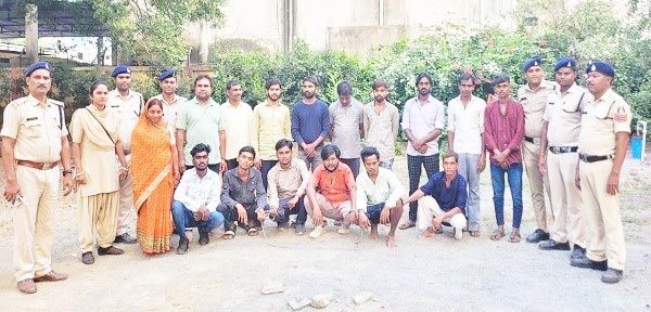 दामाखेड़ा में पटाखे फोडऩे की बात पर विवाद, नाबालिग सहित 16 गिरफ्तार