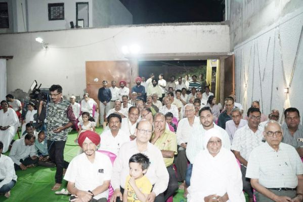 चिकित्सकों और समाज सेवियों का सम्मान