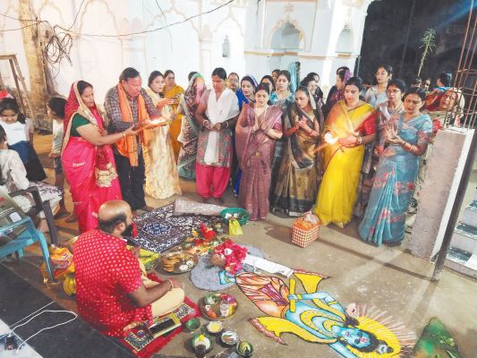 गोपाल जी मंदिर छोटे मठ में अन्नकूट प्रसाद वितरित