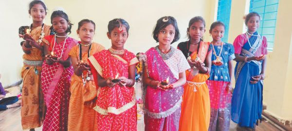 दीपों की रोशनी से विद्यालय रौशन