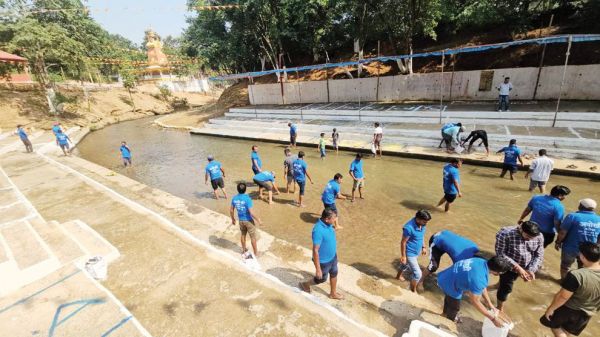 बांक नदी शंकर घाट में मां महामाया छठ सेवा समिति और अनोखी सोच ने किया श्रमदान