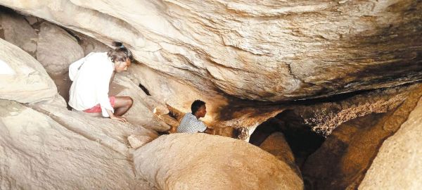 डडग़ांव के जयमरगा गढ़पहाड़ की गुफा में प्रागैतिहासिक काल के हैं आदिमकालीन शैलचित्र