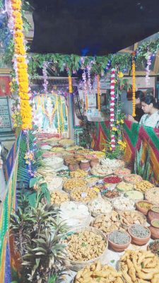 राधाकृष्ण मंदिर में अन्नकूट का प्रसाद लेने उमड़ी भीड़