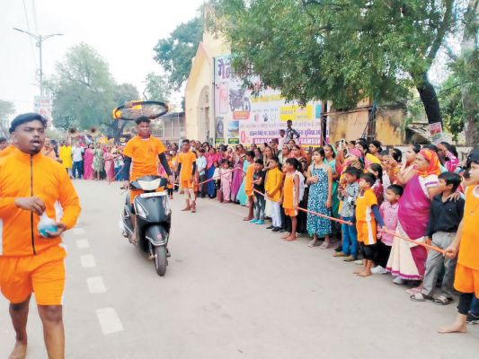 गौरा-गौरी शोभायात्रा में बजरंग सेना अखाड़ा दल के बाल कलाकारों ने दिखाया करतब