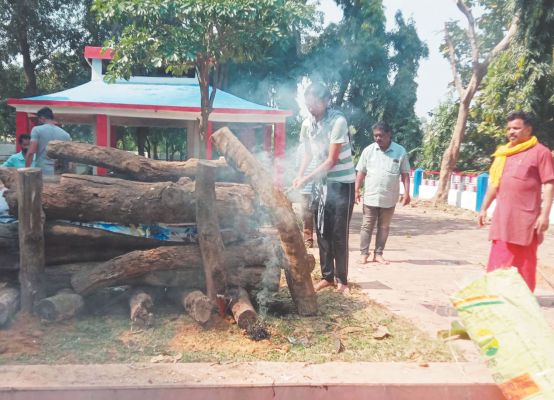पिता की चिता को बेटी ने दी मुखाग्नि