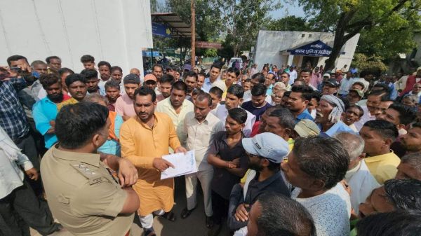 हुड़दंगियों और शराब कोचियों पर कार्रवाई की मांग