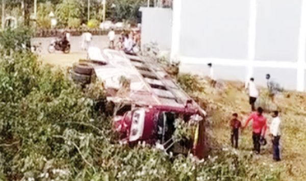 बस पलटी, 12 गंभीर