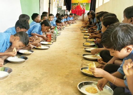 शिक्षक रूपेंद्र ने करवाया न्योता भोज