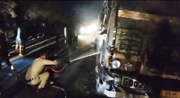 आग की लपटों में फंसे ट्रक चालक को ग्रामीणों ने सूझबूझ से बचाया, बड़ा हादसा टला