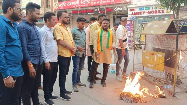भाजयुमो ने कांग्रेस का पुतला फूंका 