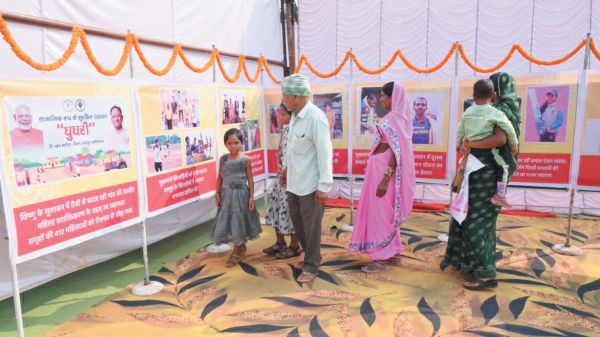 फोटो प्रदर्शनी देखने बड़ी संख्या में पहुंच रहे लोग