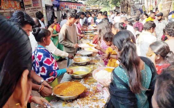  मां काली की प्रतिमा स्थापित कर पूजा, महाभंडारा, नम आंखों से विदाई देते विसर्जन