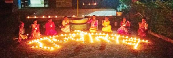 राज्य स्थापना दिवस पर मड़ानार विद्यालय दीयों से रोशन