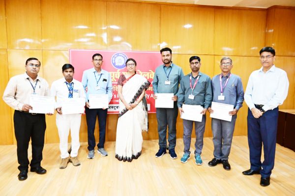 लोको पायलट ने फ्रैक्चर देख ट्रेन रोकी, रेलवे जीएम ने किया सम्मानित