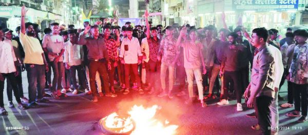 चाकूबाजी से हत्या के विरोध में विहिप ने हाईवे पर जलाया टायर