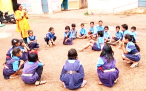 राज्योत्सव के उपलक्ष्य में गुनरबोड़ स्कूल में फुगड़ी,  बिल्लस खेले