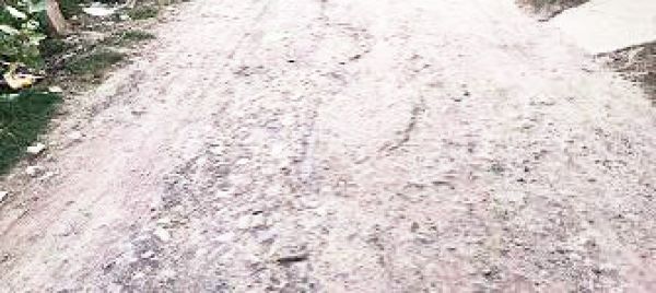  मरम्मत के नाम पर जेसीबी से उखाड़ी सडक़, हो रहे हादसे