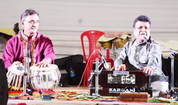 भजन गायक चतुर्वेदी व प्लेबैक सिंगर ऐश्वर्य ने गीतों से बांधा समां
