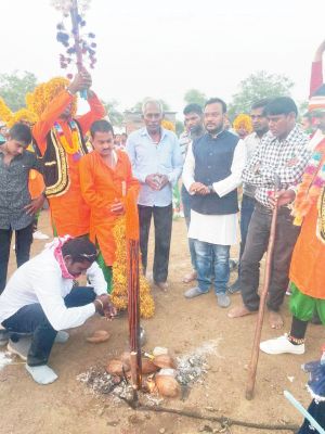 गांवों के मातर कार्यक्रम में शामिल हुए भाजपा नेता देवांगन
