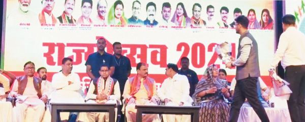 सम्मान न मिलने से नाराज होकर मंच से उठी जनपद अध्यक्ष सुमन वर्मा