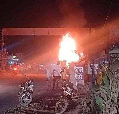 रेत से भरे ट्रक में लगी आग