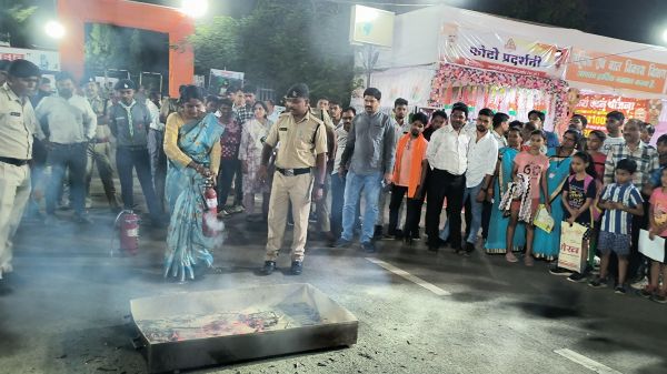 पुलिस ने स्टॉल लगाकर चलाया जागरूकता अभियान
