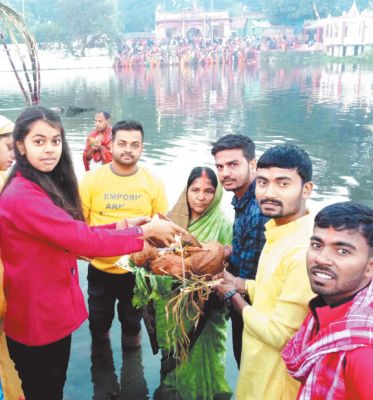 हजारों श्रद्धालुओं ने अस्ताचल सूर्य को दिया अघ्र्य