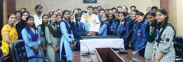 कलेक्टर ने युवा संसद के विजेता विद्यार्थियों से मिलकर बढ़ाया हौसला