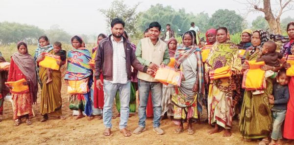 बरबसपुर सरपंच ने जन्मदिन पर गरीब महिलाओं को बांटी साड़ी