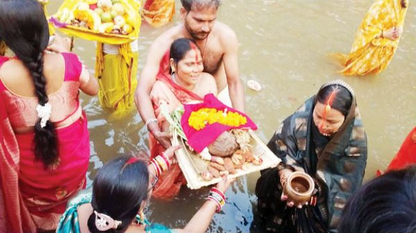 अस्ताचलगामी भगवान भास्कर को हजारों छठ व्रतियों ने दिया अघ्र्य