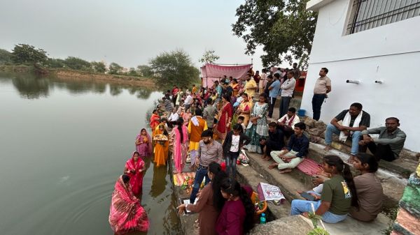 उगते सूर्य को दिया अघ्र्य,  गूंजे छठी मइया के जयकारे