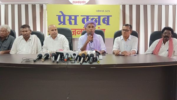 किसान प्रतिनिधि मंडल को कुम्हारी तक ले जाकर मांगा ज्ञापन