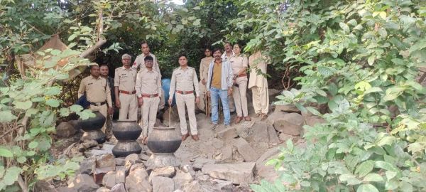 छापा, महुआ शराब जब्त, आरोपी गिरफ्तार