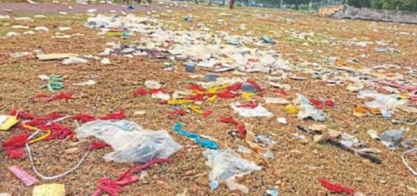 अस्थायी पटाखा बाजार से कचरा नहीं उठा 