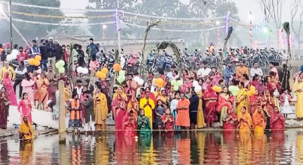 हर्षोल्लास से मना छठ पर्व, उगते सूर्य को अघ्र्य, छठी मइया के जयकारे से गूंजे घाट