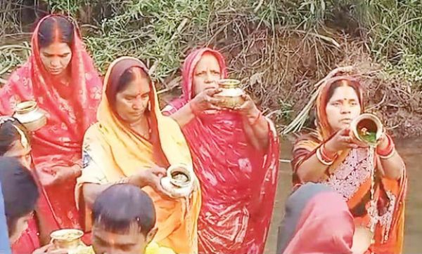 धूमधाम के साथ मना छठ पर्व,  सूर्य पूजा के साथ गंगा आरती भी