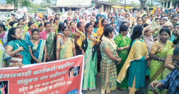 आंगनबाड़ी कर्मियों ने दिया धरना, रैली निकाली