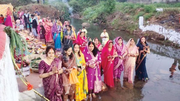 उगते सूर्य को अघ्र्य, परिवार की खुशहाली की कामना