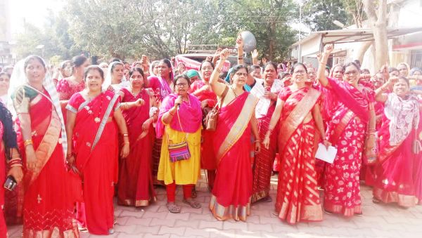नियमितीकरण-लंबित मांगों को लेकर आंगनबाड़ी कार्यकर्ता व सहायिकाओं का एक दिनी धरना-प्रदर्शन