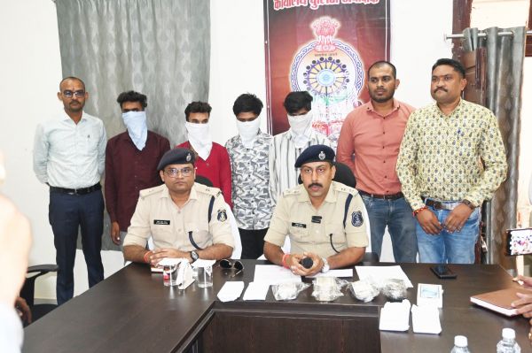 व्यापारी के मुनीम से लूट में नाबालिग समेत 5 गिरफ्तार