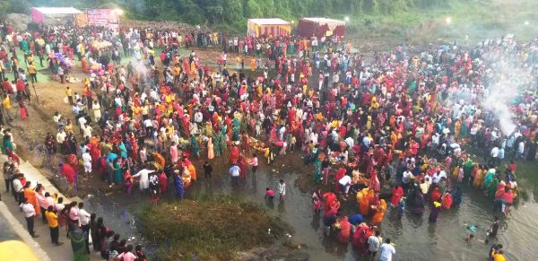 लोक मंगल गान के साथ उगते सूर्य की हुई आराधना  