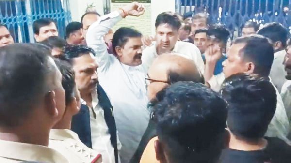 थाने के पास सडक़ पर भाजपा नेताओं की दारू पार्टी, रोकने गई पुलिस और नेताओं के बीच मारपीट!