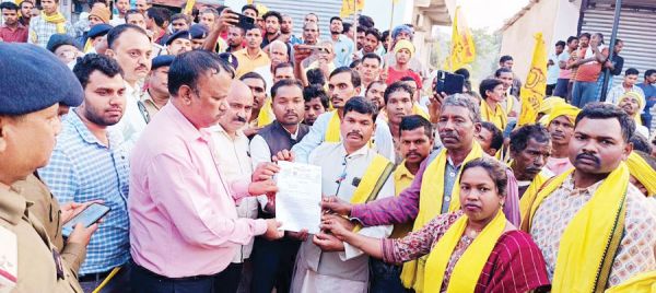 सडक़ निर्माण में अनियमितता का आरोप, गोंगपा का चक्काजाम व धरना-प्रदर्शन