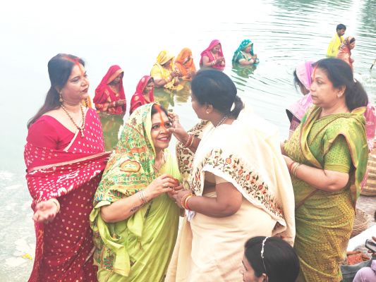 व्रती महिलाओं को  मेयर ने दी बधाई