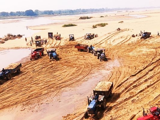 गांव की बस्ती से रोजाना गुजरती हैं रेत लोड ट्रैक्टर-ट्रॉली