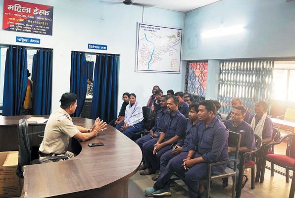 कोतरारोड़ व धरमजयगढ़ थाना प्रभारियों ने कोटवारों की बैठक