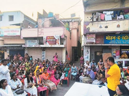 विधायक संदीप साहू का जनसंपर्क आकाश के पक्ष में मांग रहे वोट