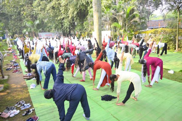 जनजातीय गौरव दिवस पदयात्रा के पूर्व कई जगहों पर योगाभ्यास