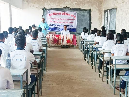 छात्र-छात्राओं को दी गई कानून की जानकारी